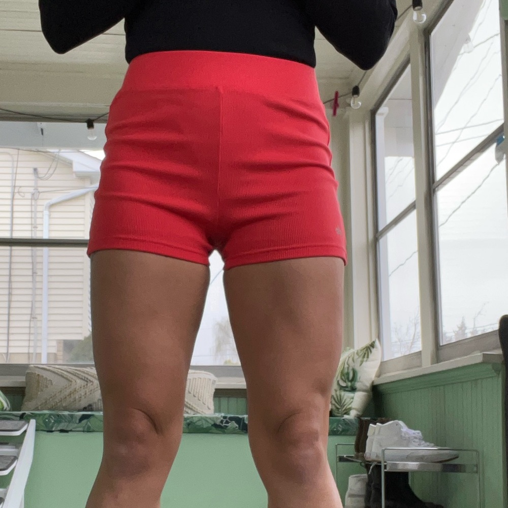 ALO Goddess ribbed high waist hot short in red hot summer